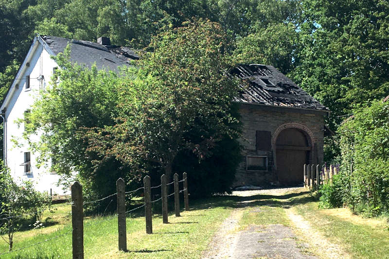 ruine d'une maison incendiée et contre expertisées en Belgique (province du luxembourg)